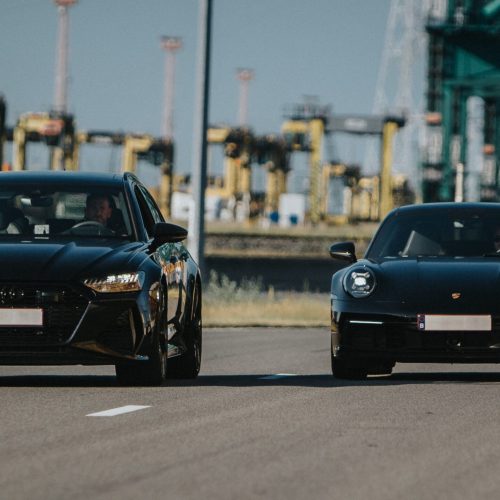 Een foto van de Audi RS6 & Porsche Carrera 992 samen in de Antwerpse Haven.