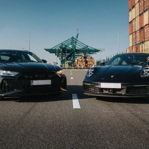 Een vooraanzicht van de Porsche Carrera 992 & Audi RS6 samen.