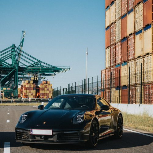 Een schuin vooraanzicht van de Porsche Carrera 992 die je kan huren in Antwerpen, Gent of West-Vlaanderen.