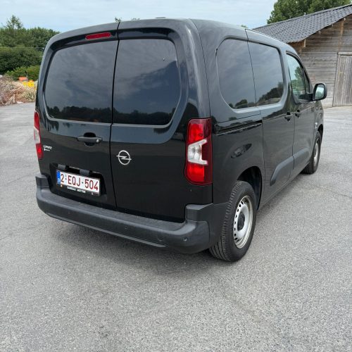 Een foto van de achterkant van de Opel Combo Zwart die te huur is