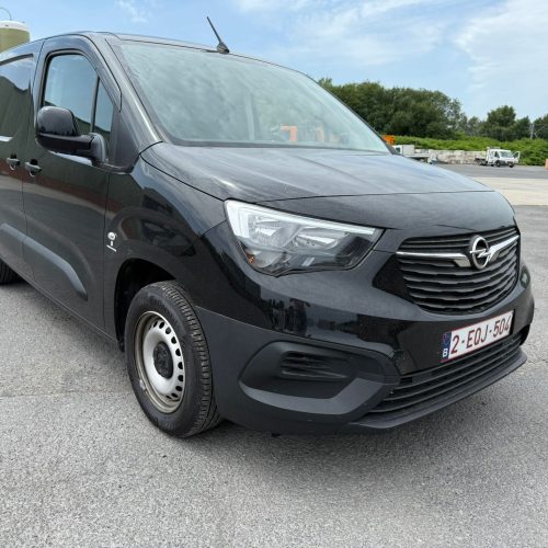 Een foto van de voorkant van de Opel Combo Zwart huurauto