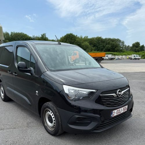 Vooraanzicht van een zwarte Opel Combo