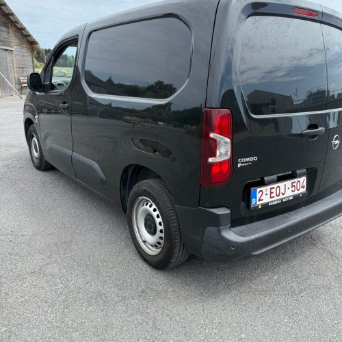 Een zijaanzicht van de Opel Combo Zwart