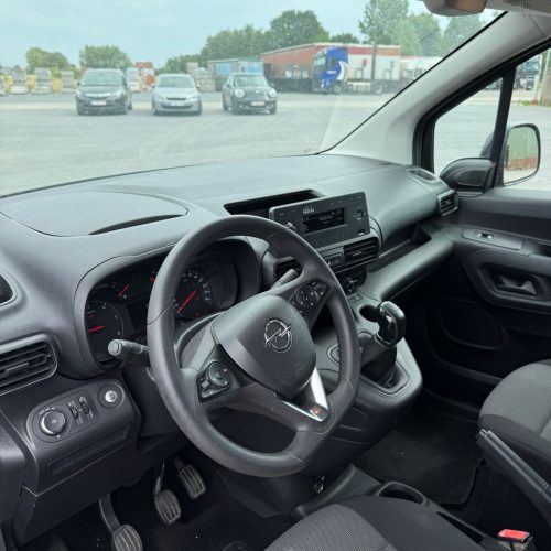 Een foto van de binnenkant van de Opel Combo Zwart