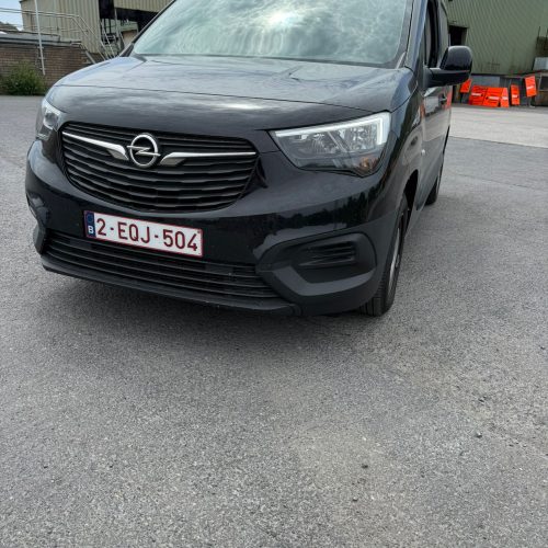 Een vooraanzicht van de Opel Combo Zwart