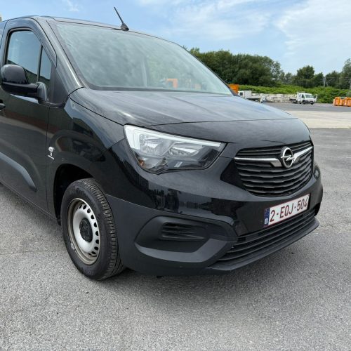Een vooraanzicht van de Opel Combo Zwart huurauto