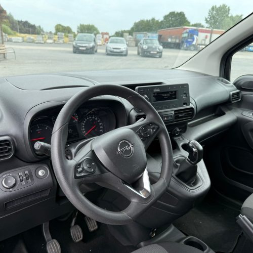 Een foto van het interieur van de Opel Combo Zwart