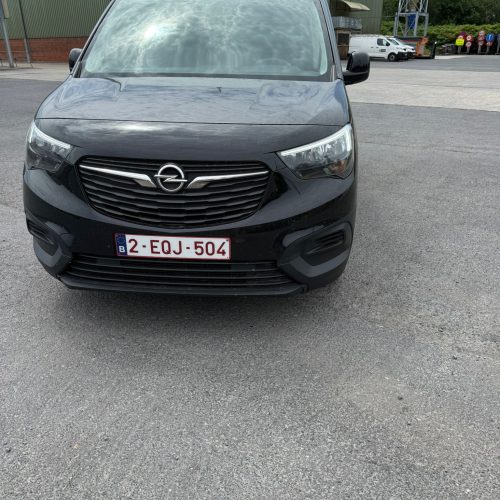 Een vooraanzicht van de Opel Combo Zwart