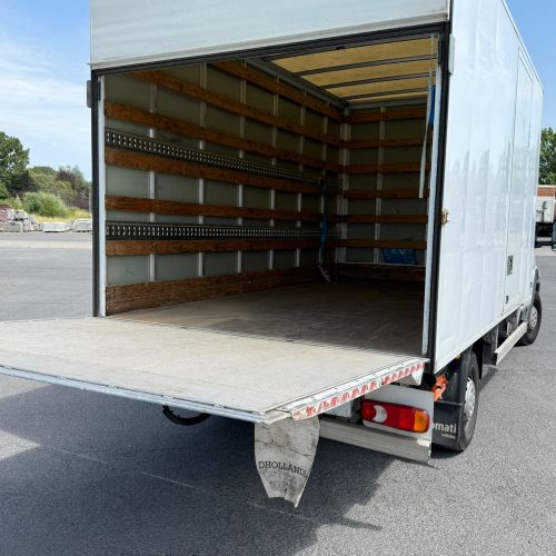 Achteraanzicht van de Peugeot Verhuiswagen met Laadklep open om te huren.