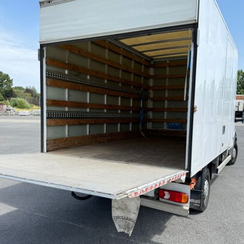 Achteraanzicht van de Peugeot Verhuiswagen huurauto met laadklep
