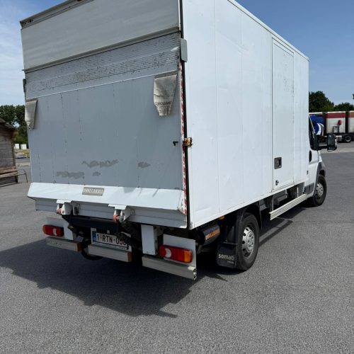 Achteraanzicht van de Peugeot Verhuiswagen die je kan huren met Laadklep gesloten.