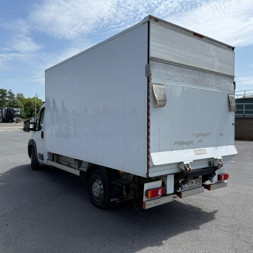 Een zijaanzicht van de Peugeot Verhuiswagen met Laadklep