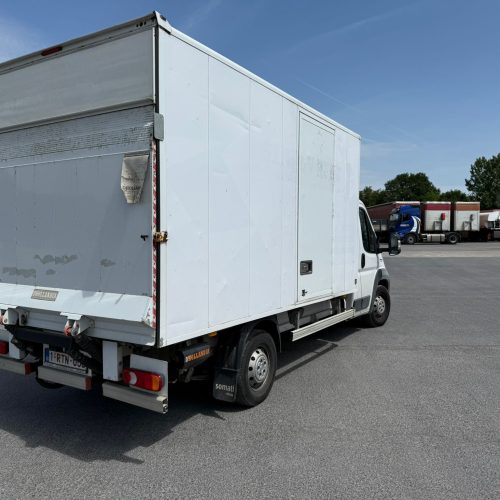 Een zijaanzicht van de Peugeot Verhuiswagen met Laadklep