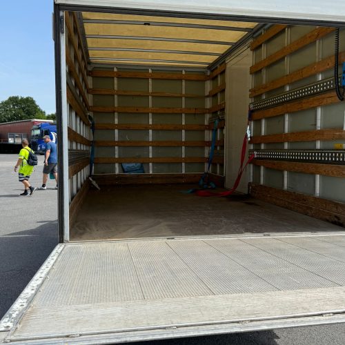 Een foto van de binnenkant van de Peugeot Verhuiswagen met Laadklep