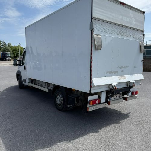 Een zijaanzicht van de Peugeot Verhuiswagen met Laadklep