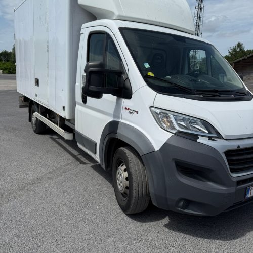 Een foto van de voorkant van de Peugeot Verhuiswagen met Laadklep die je kan huren.