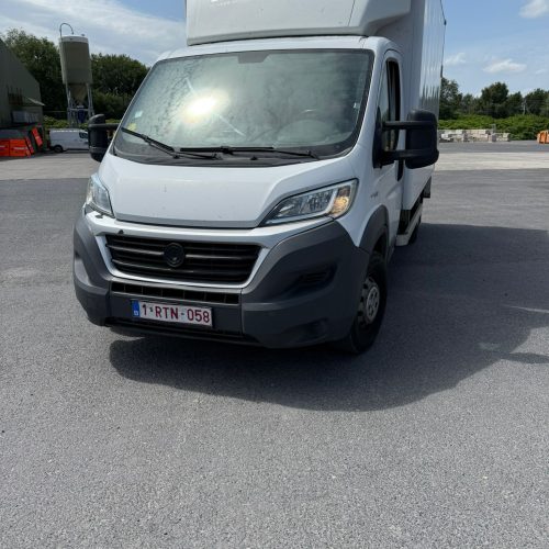 Een foto van de voorkant van de Peugeot Verhuiswagen met Laadklep