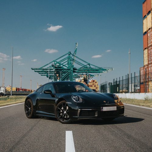 Een vooraanzicht van de Porsche Carrera 992 in de Antwerpse Haven.